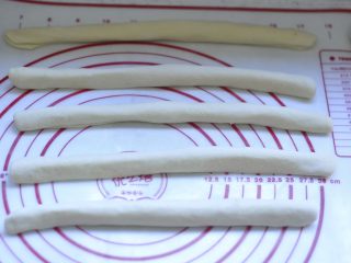 11、萌萌的小兔面包,11、手上蘸取少许手粉，把每一根都继续搓成长度40cm左右