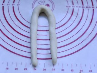 12、萌萌的小兔面包,12、然后弯成n型