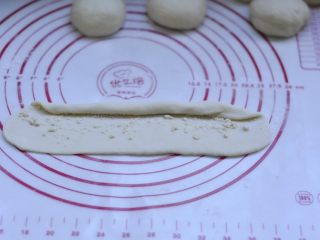 10、萌萌的小兔面包,10、自上而下卷起，收口朝下，6个都依次做好，用保鲜膜盖起来 