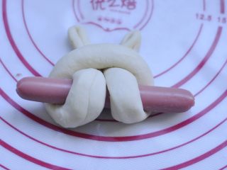 14、萌萌的小兔面包,14、再从n型面下钻出去