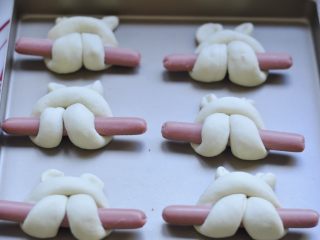 15、萌萌的小兔面包,整形完成，放入烤盘