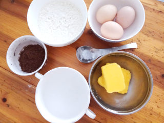 1、巧克力手指泡芙,准备好原材料。