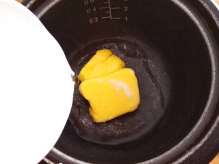 3、巧克力手指泡芙,将黄油、盐放入锅中,倒入清水,小火加热