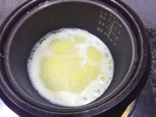 4、巧克力手指泡芙,将其煮开,至黄油融化。