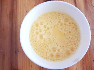 7、巧克力手指泡芙,鸡蛋打散。