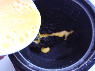 8、巧克力手指泡芙,分多次加入到冷却好的可可面团中。