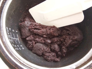 9、巧克力手指泡芙,每一次都要用橡皮刮刀完全拌匀后,才可以加入下一次。