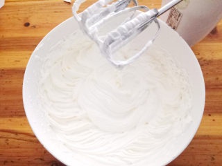 14、巧克力手指泡芙,准备馅料。淡奶油中加入糖粉,打发。