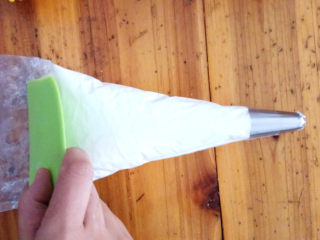 15、巧克力手指泡芙,取3/4的奶油装入裱花袋中,我还是用了六齿花嘴。这个可以随意。