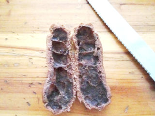 16、巧克力手指泡芙,取一个冷却好的泡芙,切开成两半。