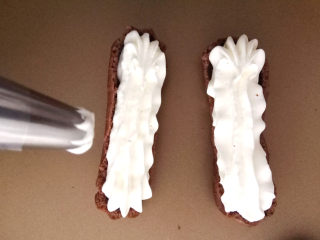 17、巧克力手指泡芙,两半都挤上满满的奶油。