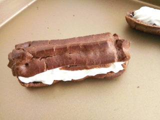 18、巧克力手指泡芙,然后再合到一起。