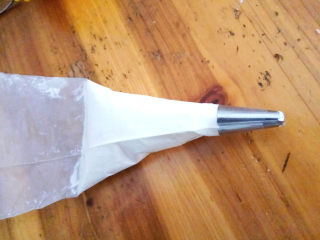 19、巧克力手指泡芙,剩下的奶油装到另一个裱花袋中,我用了小号三齿花嘴。