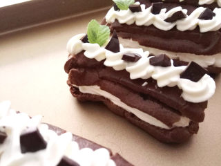 21、巧克力手指泡芙,最后装饰上巧克力及薄荷叶即可享用啦。