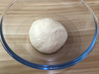 3、牛肉田园披萨,3. 揉至面团光即可，用保鲜膜封好发酵至1.5倍