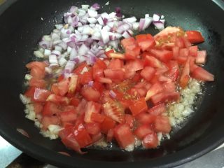 8、牛肉田园披萨,8. 码入番茄和洋葱翻炒，加入少一汤勺的水，熬至收干盛出放凉备用