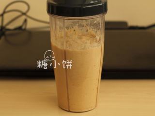 1、杂粮三角包,葡萄干捞出不要，留浸泡液，以水：粉=1:1的比例加入高筋面粉。（也就是有250ML的浸泡液就加250G的高筋面粉）