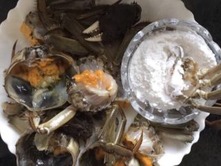 3、蒜泥螃蟹,锅中放适量的油烧热，螃蟹的切口部位蘸裹上淀粉（生粉一样）