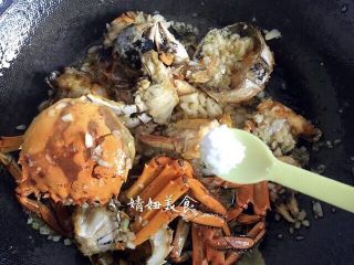 6、蒜泥螃蟹,把油炸过的螃蟹下锅一起翻炒，根据家人口味加少许盐