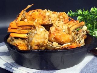 10、蒜泥螃蟹,装盘，一道蒜泥螃蟹就完成喽，喜欢的姐妹可以参考：每道菜都有它独特的味道，按需选择