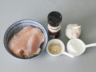 1、蒜蓉鸡胸肉,准备好所需要的食材。