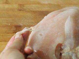 2、蒜蓉鸡胸肉,鸡胸肉洗净，取出表面的油脂和筋膜。