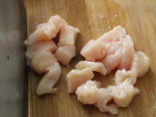 3、蒜蓉鸡胸肉,切成小方块。