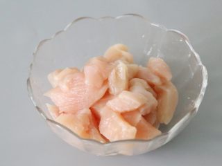 4、蒜蓉鸡胸肉,放入碗中备用。
