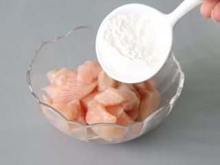 5、蒜蓉鸡胸肉,放入一勺淀粉。