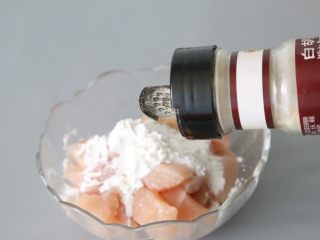 6、蒜蓉鸡胸肉,放入胡椒粉