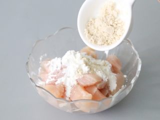 7、蒜蓉鸡胸肉,放入鸡精。