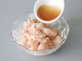 8、蒜蓉鸡胸肉,放入生抽。