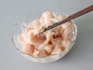 9、蒜蓉鸡胸肉,搅拌均匀。