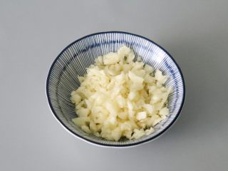 11、蒜蓉鸡胸肉,蒜切末备用。