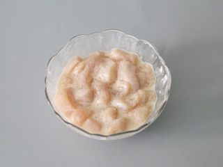 10、蒜蓉鸡胸肉,腌制15分钟。