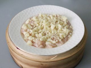13、蒜蓉鸡胸肉,放入蒸屉，蒸约15分钟即可。