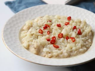 14、蒜蓉鸡胸肉,撒上小米椒圈装饰，完成。