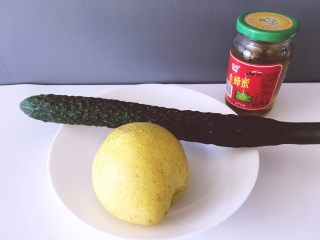 1、健康饮品之黄瓜雪梨汁,准备一条黄瓜,一个梨,蜂蜜,蜂蜜是我之前网厨积极参与活动奖励得到的