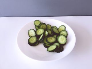 2、健康饮品之黄瓜雪梨汁,将黄瓜洗净用盐水浸泡在冷水冲一遍均匀切块