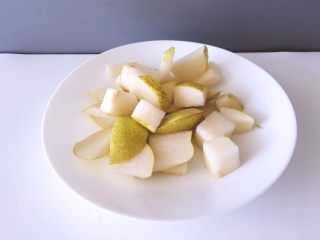 3、健康饮品之黄瓜雪梨汁,将梨洗净后浸泡盐水后冲洗干净后从中间切开,去核,在切小块