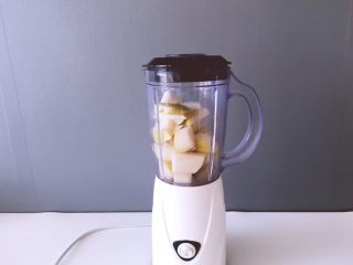 4、健康饮品之黄瓜雪梨汁,准备榨汁机,将放入榨汁机中