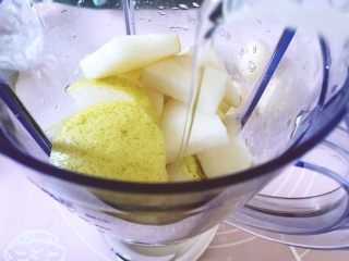 5、健康饮品之黄瓜雪梨汁,加入100ml的清水,最好用可直接喝的矿泉水