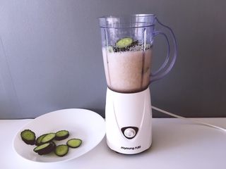 7、健康饮品之黄瓜雪梨汁,将黄瓜放入刚打好的梨汁中,分俩次加入