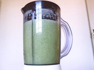 9、健康饮品之黄瓜雪梨汁,需要2分钟左右时间就可以打至完全融合