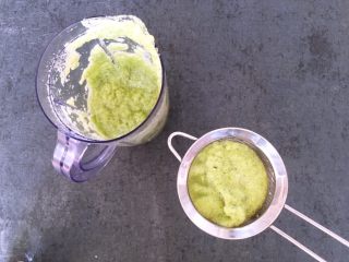 10、健康饮品之黄瓜雪梨汁,这时的可以直接到杯中喝,也可以选择过滤后再喝看个人