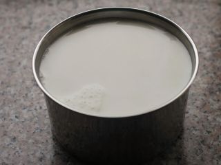 5、酸奶思慕雪,5、	倒入晾好的容器中，放晾。