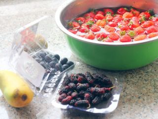 11、酸奶思慕雪,11、	草莓、蓝莓、桑葚洗干净浸泡15分钟。