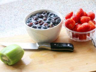 12、酸奶思慕雪,12、	猕猴桃削皮。