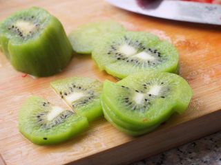 21、酸奶思慕雪,21、	猕猴桃切成薄片，并切成两片。