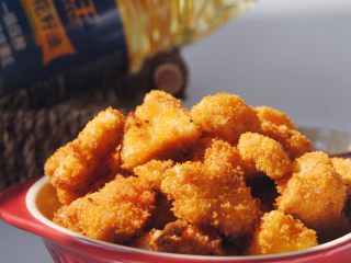 11、黑椒鸡米花,捞出沥干油，醮沙拉酱，甜辣酱，番茄酱都是棒棒哒